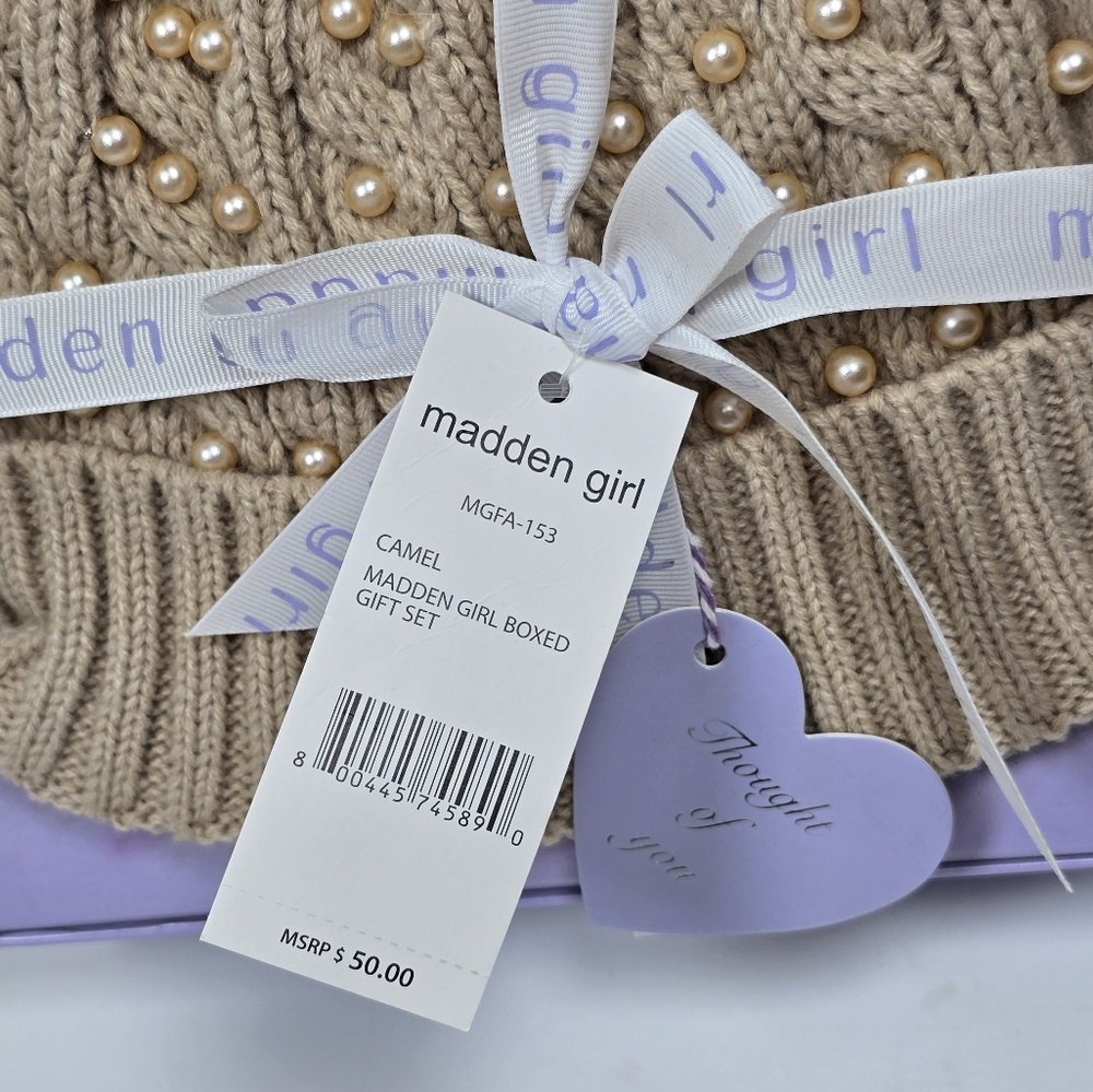 Madden Girl Womens JrKnit Hat & Scarf Beige Knit Beanie Cottagecore Pom-Pom Nw - Picture 4 of 4